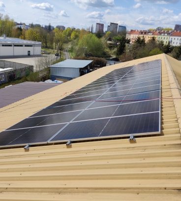 fotowoltaika dla hurtowni budowlanej , 30 kWp na dach pokryty blachą, instalacja na mostkach trapezowych